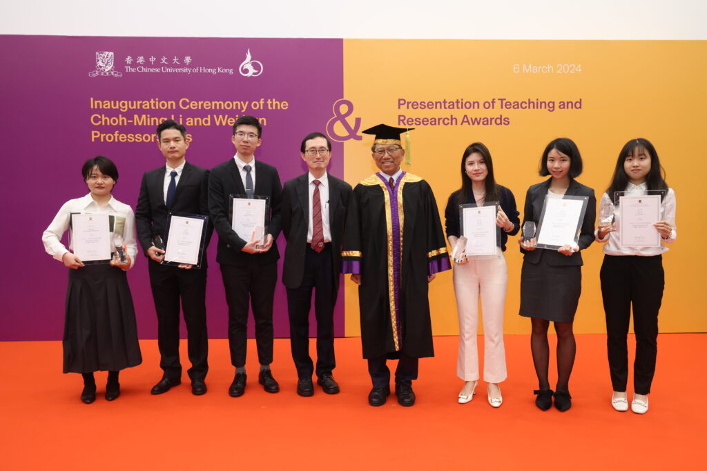 Professor Rocky Tuan (4th right) and Professor Szeto Cheuk-chun (4th left), Acting Dean of the Graduate School, with the recipients of the Postgraduate Research Output Award 2022, including Ms Liu Xing, Faculty of Business Administration, Mr Sun Yifan, Faculty of Arts, Mr Liu Jindong, Faculty of Social Science, Dr Su Xueji, Faculty of Law, Ms Au Wing-ying, Faculty of Medicine, and Ms Xie Yi, Faculty of Science (from left to right).