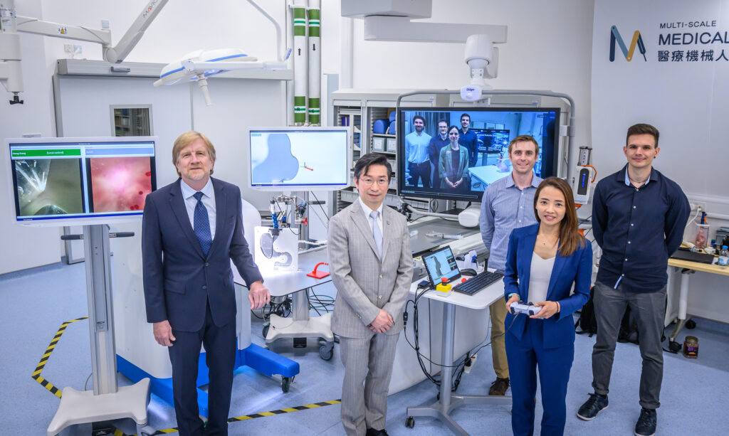 中大醫學院聯同瑞士蘇黎世聯邦理工學院（ETH Zurich）全球首次利用豬模型，成功進行遙距磁控內窺鏡手術，並取得胃壁活組織。<br />
 <br />
研究團隊成員包括中大醫學院院長、信興教育及慈善基金機械人外科教授趙偉仁教授（左二）及外科學系助理教授陳詩瓏醫生（右二），ETH Zurich機械人與智能系統研究所所長Bradley Nelson教授（左一）及他的團隊。