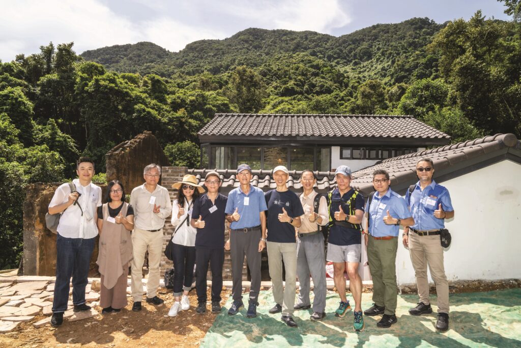 開幕禮嘉賓包括鄉郊保育辦公室高級鄉郊保育經理（策略及傳訊）李培基先生（左三）、沙頭角鄉事委員會副主席暨梅子林村村代表曾玉安先生（左五）、主禮嘉賓無止橋慈善基金主席黃錦星教授（左六）、鄉郊基金主席林超英教授（左四）以及香港建造學院葵涌院校校長區偉恩先生 （右二）。
