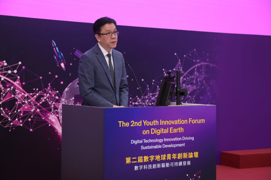 香港特區政府創新科技及工業局局長孫東教授致辭。