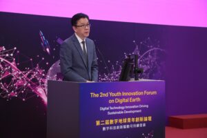 香港特區政府創新科技及工業局局長孫東教授致辭。