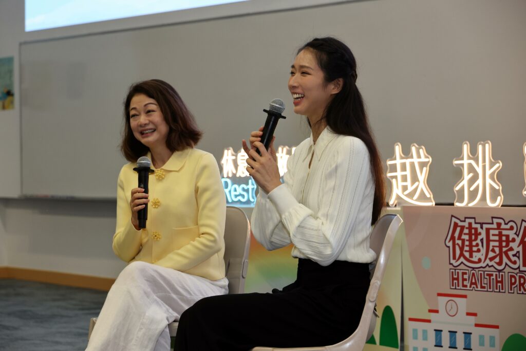 客席主持及健康促進學校諮詢委員會主席龐愛蘭女士（左）與2024年巴黎奧運女子個人重劍金牌得主江旻憓小姐（右）分享如何從容面對及克服困難，提升抗逆力。龐女士強調「從做中學」及「體驗學習」的策略有助培養解決問題的能力，而「服務學習」則有助建立自信和責任感。