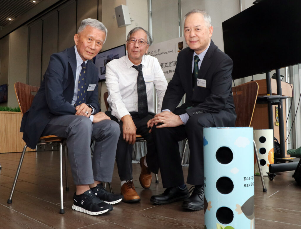 和聲書院院監會主席李乃熺博士（左）及院長任揚教授（右）展示新型鮮風系統之室內鮮風噴嘴