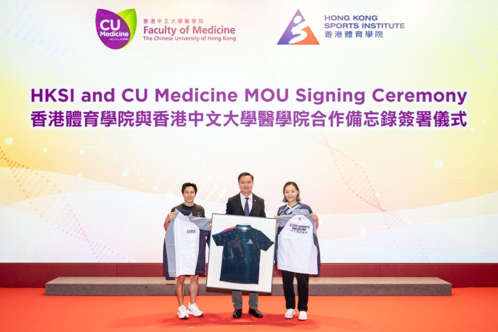 Shek Wai-hung (left) and Tse Ying-suet (right) exchange souvenirs with Professor Patrick Yung Shu-hang, Associate Dean (Mainland Affairs) and Chairman of the Department of Orthopaedics and Traumatology at CU Medicine (centre).