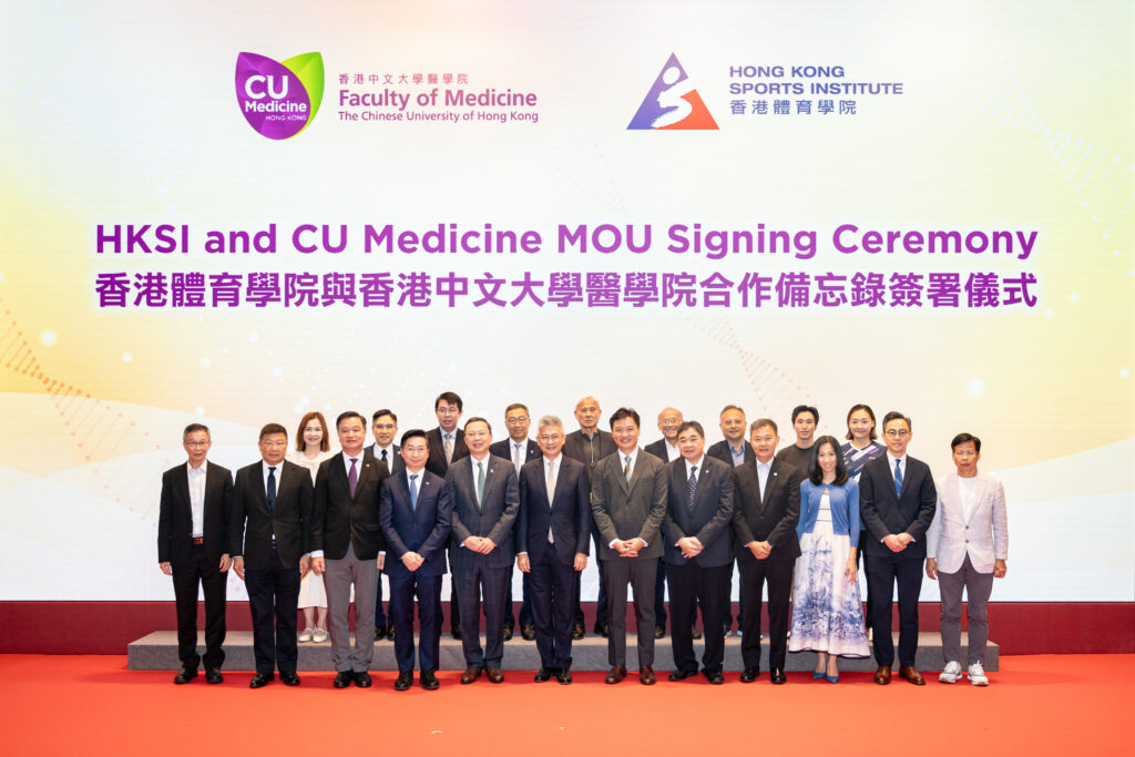 The guests take group photos to commemorate the commencement of the collaboration between the HKSI and CU Medicine.
