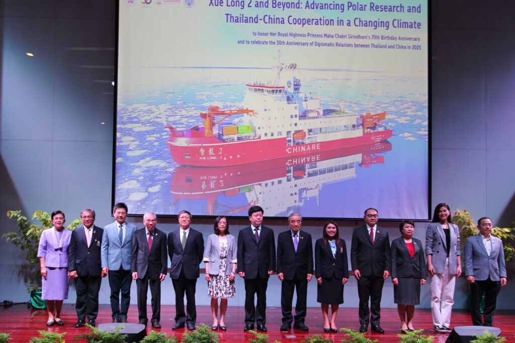 Mr Sun Shuxian, China’s Vice Minister of Natural Resources (centre); Ms Chen Danhong, Director-General of the Department of International Cooperation of China’s Ministry of Natural Resources (6th left); Professor Dr Pairash Thajchayapong, Secretary General of The Information Technology Foundation under the Initiative of HRH Princess Maha Chakri Sirindhorn (6th right); Associate Professor Dr Palanee Ammaranond, Vice President of Chulalongkorn University (5th right); Professor Chan Wai-yee, Pro-Vice-Chancellor (Strategic Developments) of CUHK (4th left); and other guests of honour attend the symposium on polar research and China-Thailand collaboration.