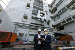 （左起）俊和建築控股有限公司主席李家粦測量師、中大機械與自動化工程學系副教授劉達銘教授。