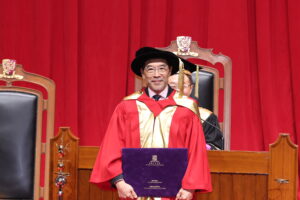 唐家成博士獲頒授榮譽社會科學博士學位