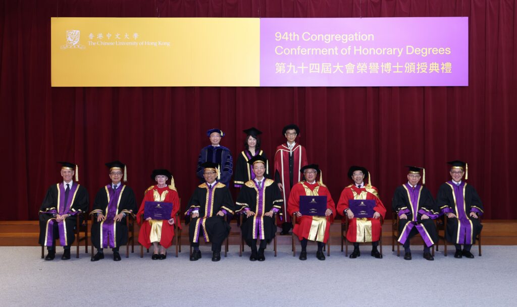 中大舉行第九十四屆大會（頒授榮譽博士學位典禮）。（前排左起）中大副校長汪寧笙教授、常務副校長陳金樑教授、Nancy Rothwell女爵士教授、中大校長段崇智教授、校董會主席查逸超教授、曹文凱教授、唐家成博士、中大副校長陳偉儀教授及陳維安先生