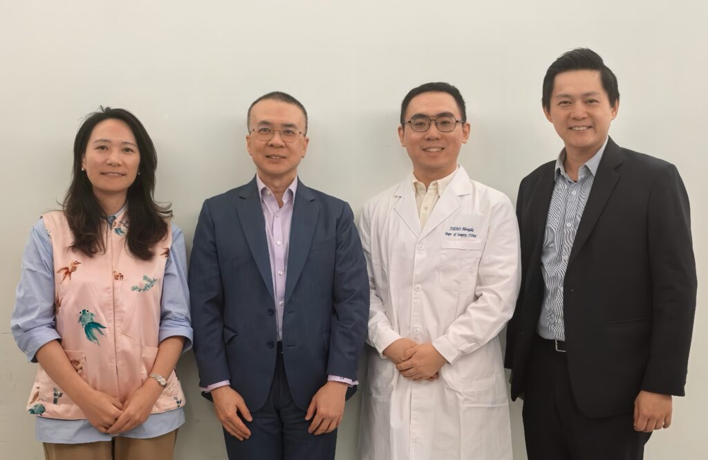 研究團隊成員包括（左起）中大醫學院外科學系的助理教授吳丁蘭博士、何子樑泌尿科教授吳志輝教授、是次研究的第一作者、博士後研究員趙宏達博士，以及是次研究的通訊作者、副教授張源津醫生。