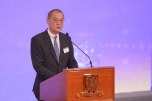 香港特別行政區政府醫務衞生局局長盧寵茂教授致辭