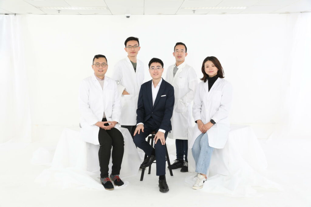 Supramolecular Immunohistochemistry for 3D Imaging of Whole Organs<br />
Bottom row: Dr Lai Hei-ming (middle)