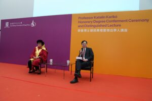 Professor Dennis Lo Yuk-ming, Associate Dean (Research) of CUHK’s Faculty of Medicine (right) moderates the Q&A session.