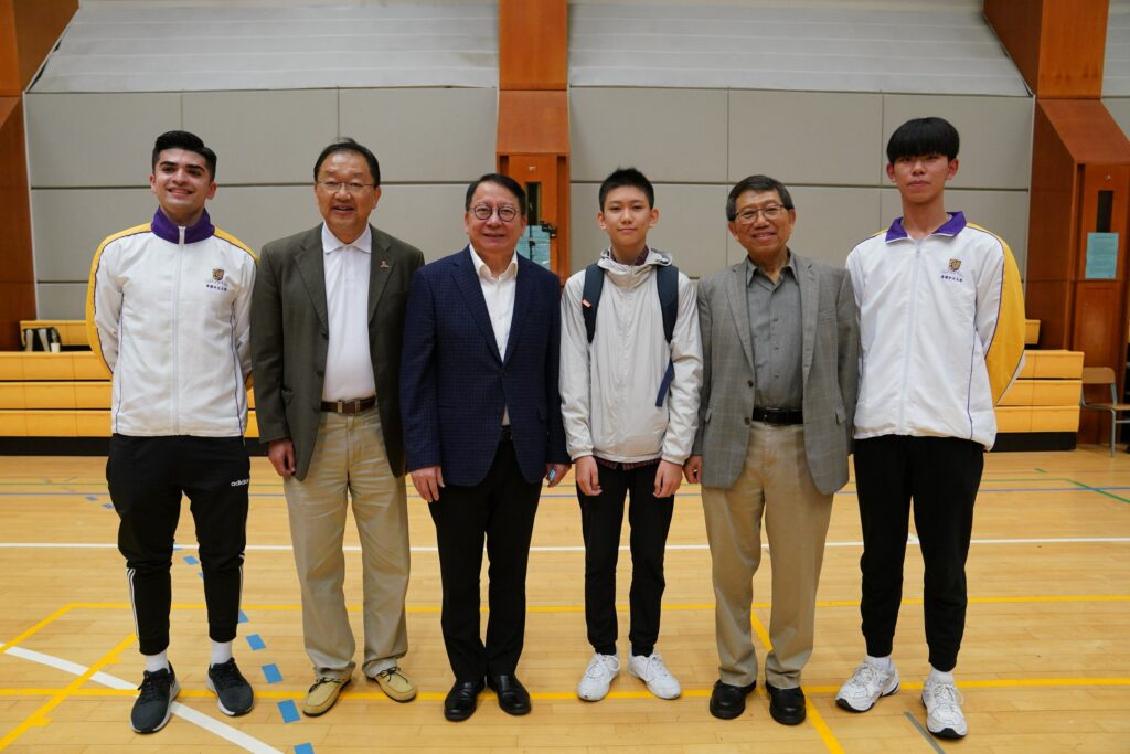 Mr Chan Kwok-ki, Professor Rocky Tuan, Professor Wong Kam-fai and his mentee, and students of CUHK Faculty of Education pose for a group photo.