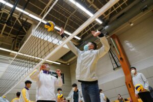 CUHK volleyball team engaged the mentees in group sharing session and games.