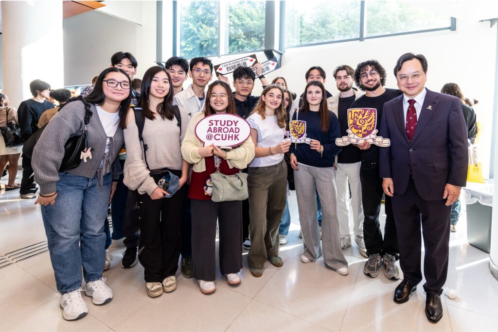 中大校長盧煜明教授（右）與國際學生留影