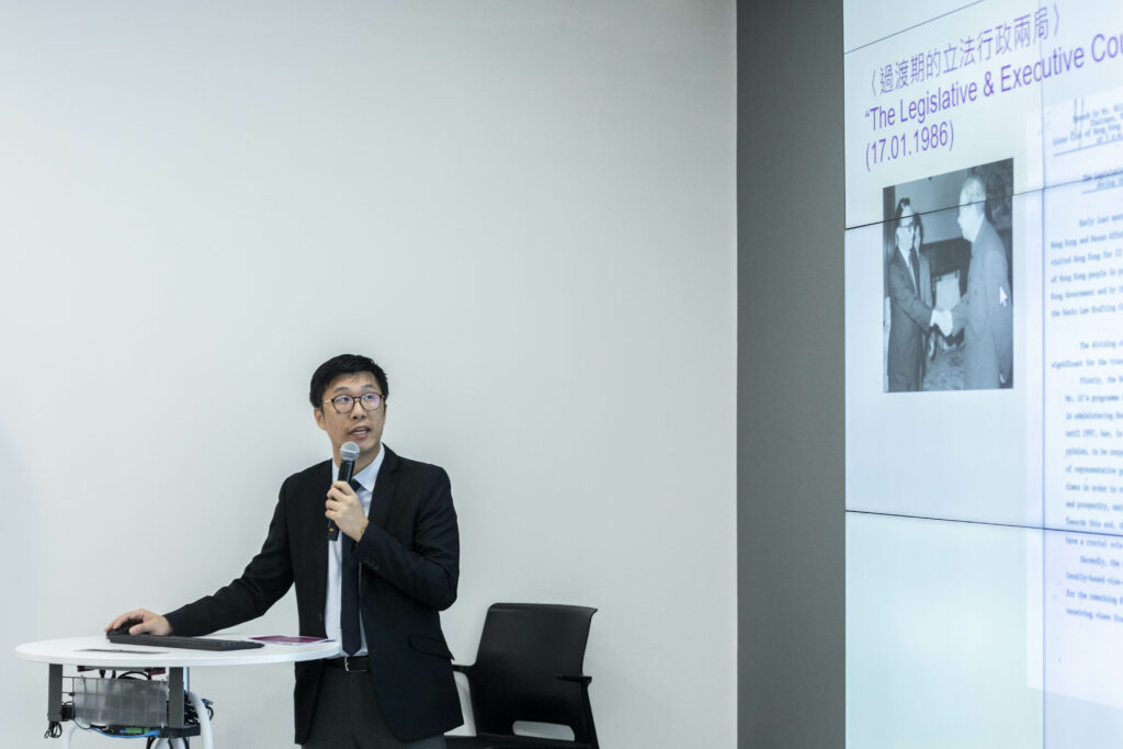 李敬坤先生介紹張有興先生的珍貴藏品。