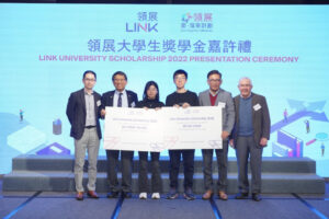 Professor Rocky S. Tuan (second from left), CUHK Vice-Chancellor and President, attends the Scholarship Presentation Ceremony.<br />
Eva So Yong-yin (third from left), a year-four student of Psychology, and Jason Sit Ka-chun (fourth from left), a year-four student majoring in Biochemistry, have become all-time scholars who received the Scholarship for four consecutive years.