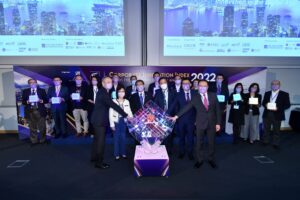 Guests of Honour Commissioner for Innovation and Technology Ms. Rebecca Pun Ting-ting (2nd from left) and Legislative Council Member (Technology and Innovation Constituency) the Hon Duncan Chiu (2nd from right) officiated at the CII Awards 2022 Ceremony together with CUHK Vice-Chancellor and President Professor Rocky S. Tuan (3rd from left) and CUHK Business School’s Dean Professor Zhou Lin (3rd from right), APIB’s Executive Director Professor Cheung Waiman (1st from left) and Mr. Patrick Lee, HKGCC’s Smart City Working Group Convener (1st from right).