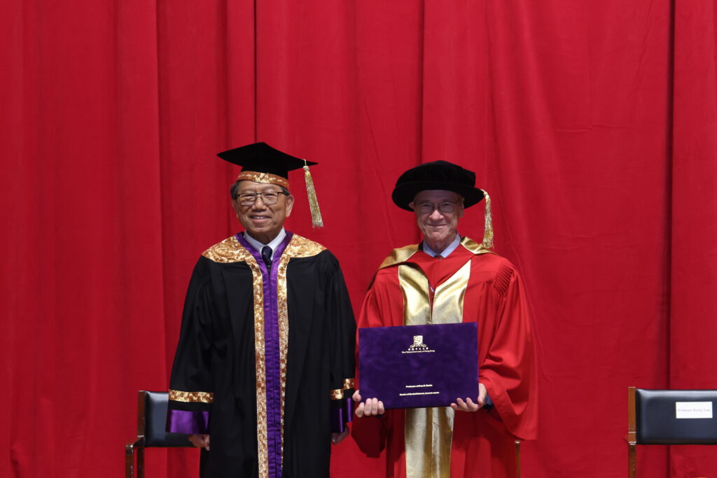 CUHK’s Vice-Chancellor and President Professor Rocky Tuan (left) confers the degree of Doctor of Social Science, honoris causa, to Professor Sachs (right).