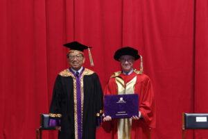 CUHK’s Vice-Chancellor and President Professor Rocky Tuan (left) confers the degree of Doctor of Social Science, honoris causa, to Professor Sachs (right).