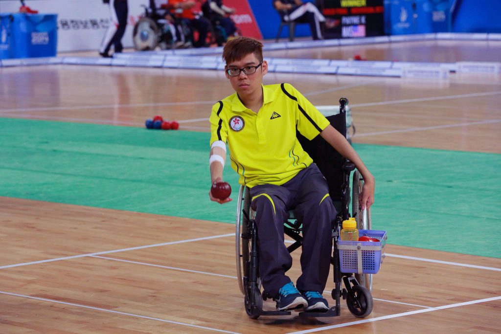 Wong Kwan Hang competing in Incheon 2014 Asian Para Games. (Photo from Chung Chi Campus Newsletter Vol.51 No.17)