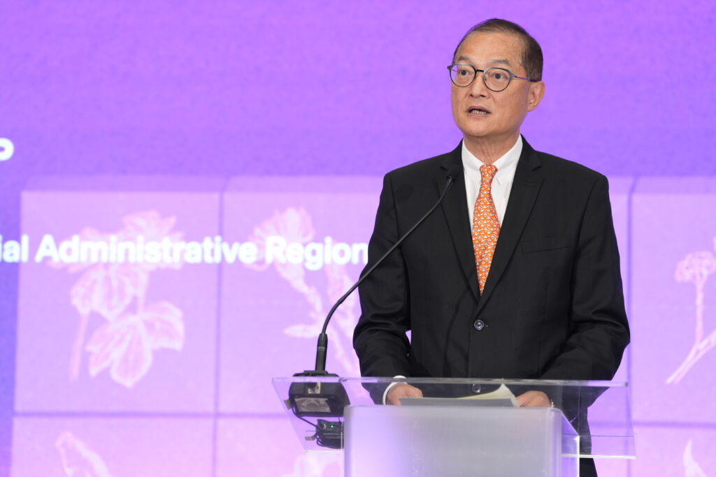 香港特區政府醫務衞生局局長盧寵茂教授致辭。