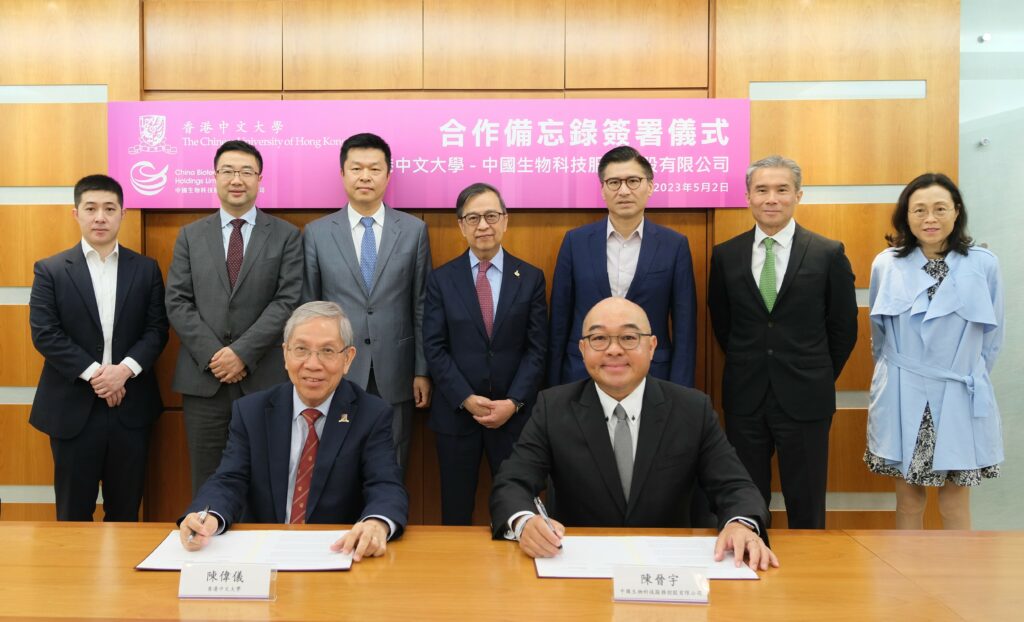 (Front row from Left) Professor Chan Wai-yee, Pro-Vice-Chancellor (Strategic Development) of CUHK and Mr Wayne Tan, Executive President of CBSH sign a Memorandum of Understanding.