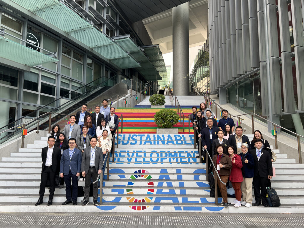 泰國的大學代表於中大地標「SDG階梯」合照