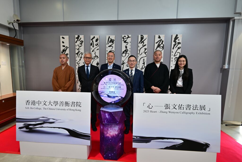 主禮嘉賓合照，左起︰修德法師、吳志華博士、張文佑先生、莫仲棠教授、弘藏法師及郭凱晴同學。