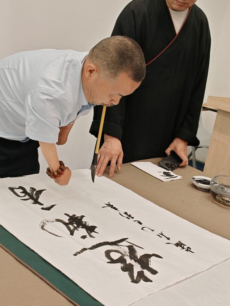 張文佑先生進行書法示範。