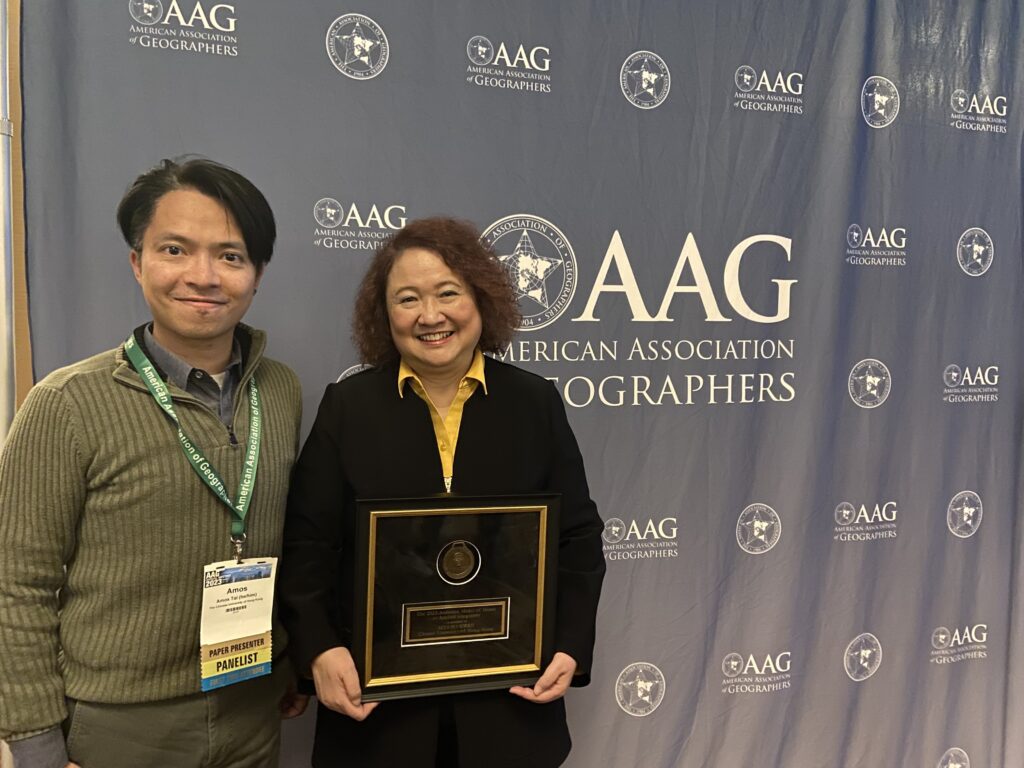 Professor Kwan Mei-Po (right) and Professor Amos Tai Pui-kuen (left) pose for a photo at the 2023 Annual Meeting of the American Association of Geographers (AAG). At the event, Professor Kwan was honoured with the 2022 Anderson Medal of Honor in Applied Geography.