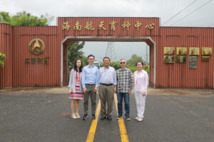 中大校長段崇智教授(左三)與林漢明教授（右二），一同參觀海南航天育種中心。