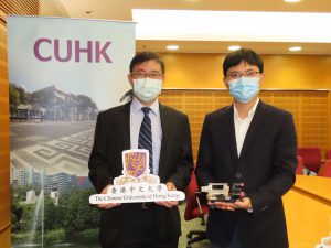 Professor Benny Zee (left), and Professor Wei Ren who holds a 3D printed multipass gas cell on his hands.