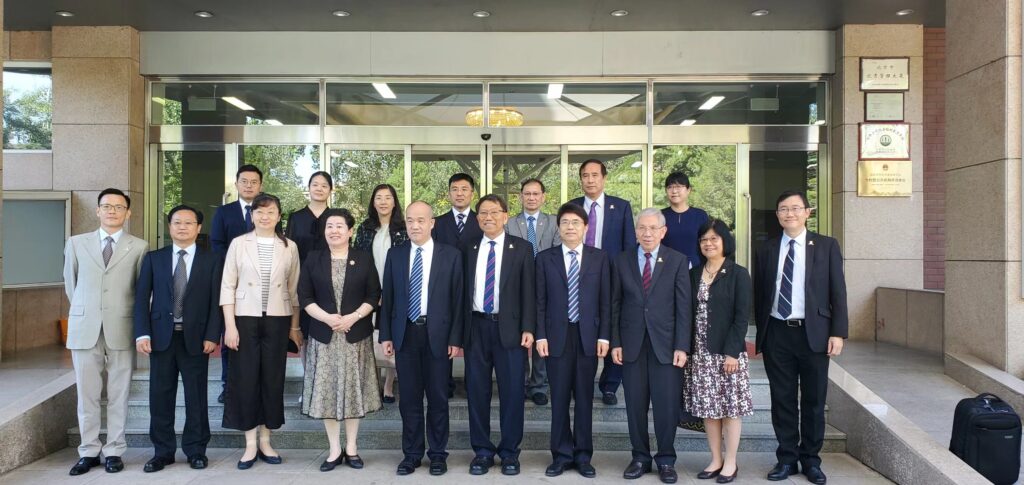 Professor Tuan talks with the National Natural Science Foundation of China’s President Dao Yankang, Vice President Lan Yujie, and member of the Communist Party of China Leading Group Gao Ruiping.