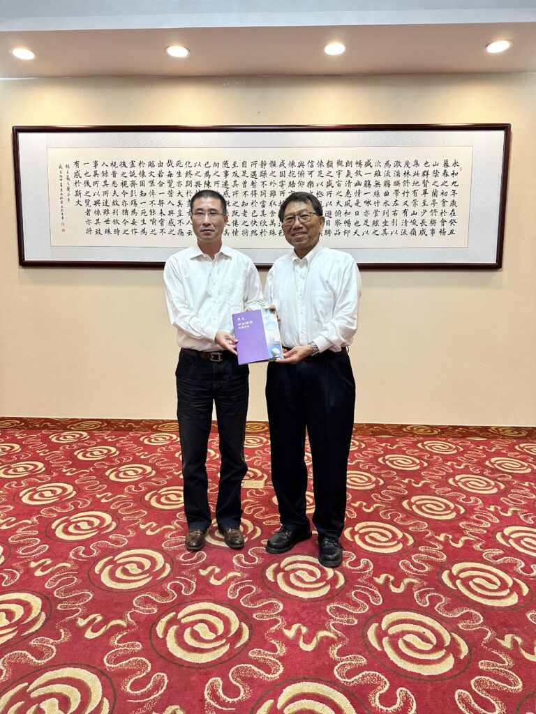 Professor Tuan talks with the Vice Minister of Science and Technology Zhang Guangjun.