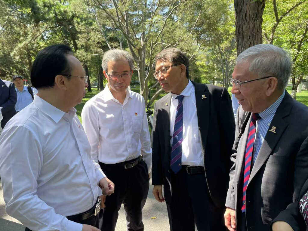 Professor Tuan talks with Nanjing University’s Party Secretary Tan Tianniu, and Nanjing University’s President Tan Zhemin.