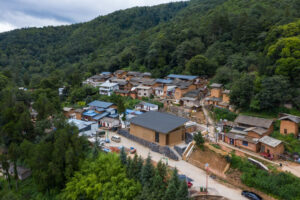 「一專一村」團隊為中國昆明附近山區的打黑新村建造全新「公房」。