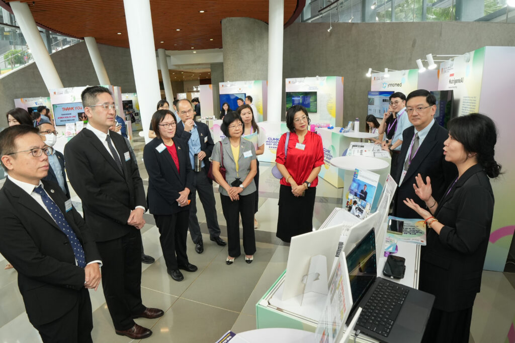香港特別行政區商務及經濟發展局副局長陳百里博士及中大常務副校長潘偉賢教授參觀中大創新日展覽攤位。