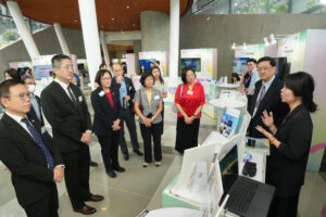 香港特別行政區商務及經濟發展局副局長陳百里博士及中大常務副校長潘偉賢教授參觀中大創新日展覽攤位。