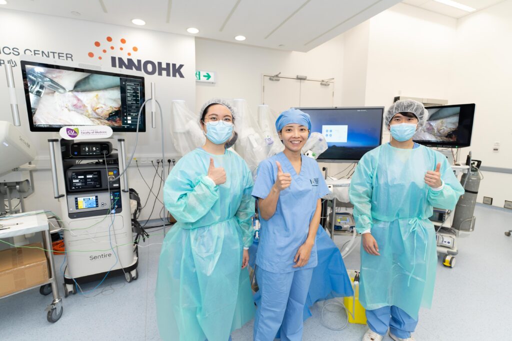 負責手術的香港團隊成員包括中大醫學院外科學系助理教授陳詩瓏醫生（中）以及兩名中大醫科生助手。