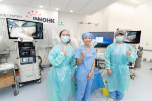 負責手術的香港團隊成員包括中大醫學院外科學系助理教授陳詩瓏醫生（中）以及兩名中大醫科生助手。