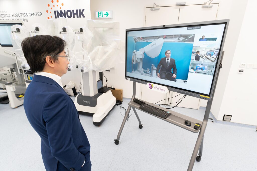 是次合作項目邀得中大醫學院院長、信興教育及慈善基金機械人外科教授趙偉仁教授（左）見證。趙教授向跨國手術團隊成員表示感謝，並分享中大醫學院的願景─冀匯聚全球頂尖外科醫生交流合作，促進不同地區年輕外科醫生的培訓及技術傳承，同時為未來醫療人才提供更多創新遠程交流及世界級手術的場景，以提升香港及亞洲地區的醫療質素與可及性，最終推動全球醫療體系的轉型。