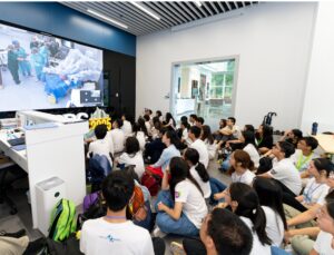 是次手術為200位本港中學生提供全新的國際視野，體驗融合多地臨床教學與科研轉化的創新教育模式。