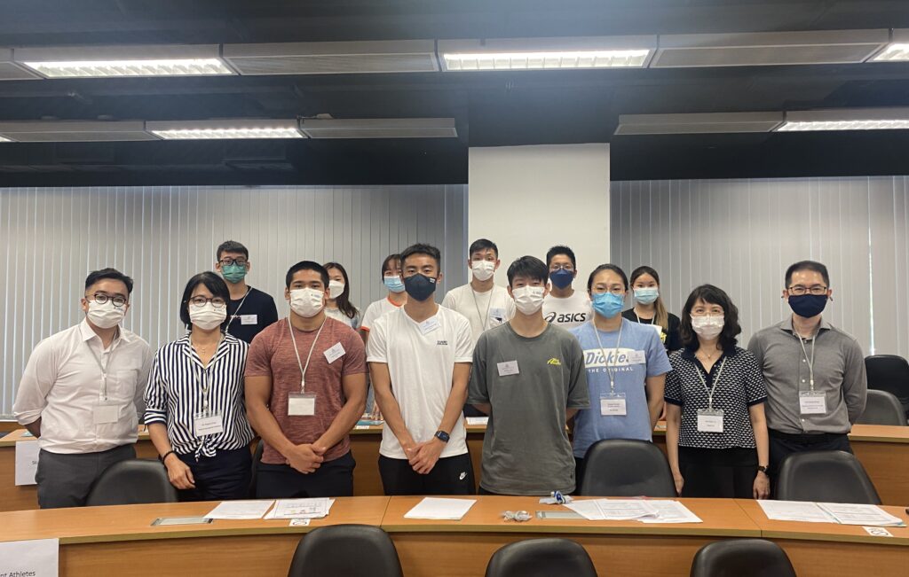 經「學生運動員學習支援及入學計劃」取錄的精英運動員出席入學簡介會，並與中大代表合照。