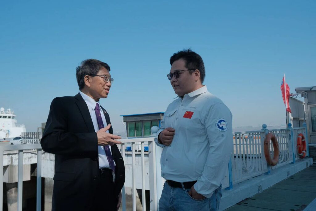 中大校長段崇智教授與上海極地中心的工作人員交談