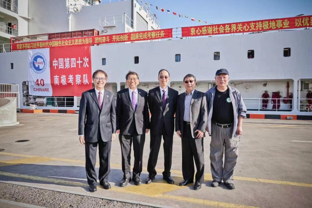 左起：香港極地研究中心創辦人何建宗教授、中大校長段崇智教授、香港立法會議員馬逢國、上海南北極地考察後勤保障中心理事長沈德君、原「雪龍2」破冰船建造工程部副總指揮汪海浪