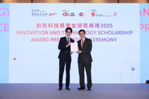 創新科技及工業局局長孫東教授（右）頒授創新科技獎學金予王煒曉。
