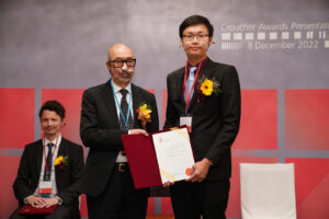 2022 Croucher Tak Wah Mak Innovation Award recipient Professor Tan Yen Joe and the Guest of Honour Professor Mak Tak-wah.