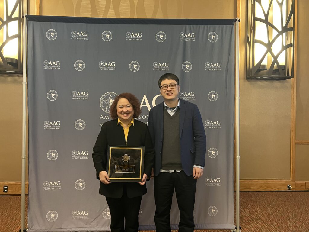 Professor Kwan Mei-po (left) and Professor Ma Peifeng